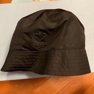 Prada bucket re Nylon hat black small
